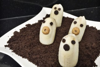 Photo: Half Bananas with chocolate chips and cereal made to look like ghosts