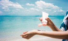 Photo: Woman applying sunscreen